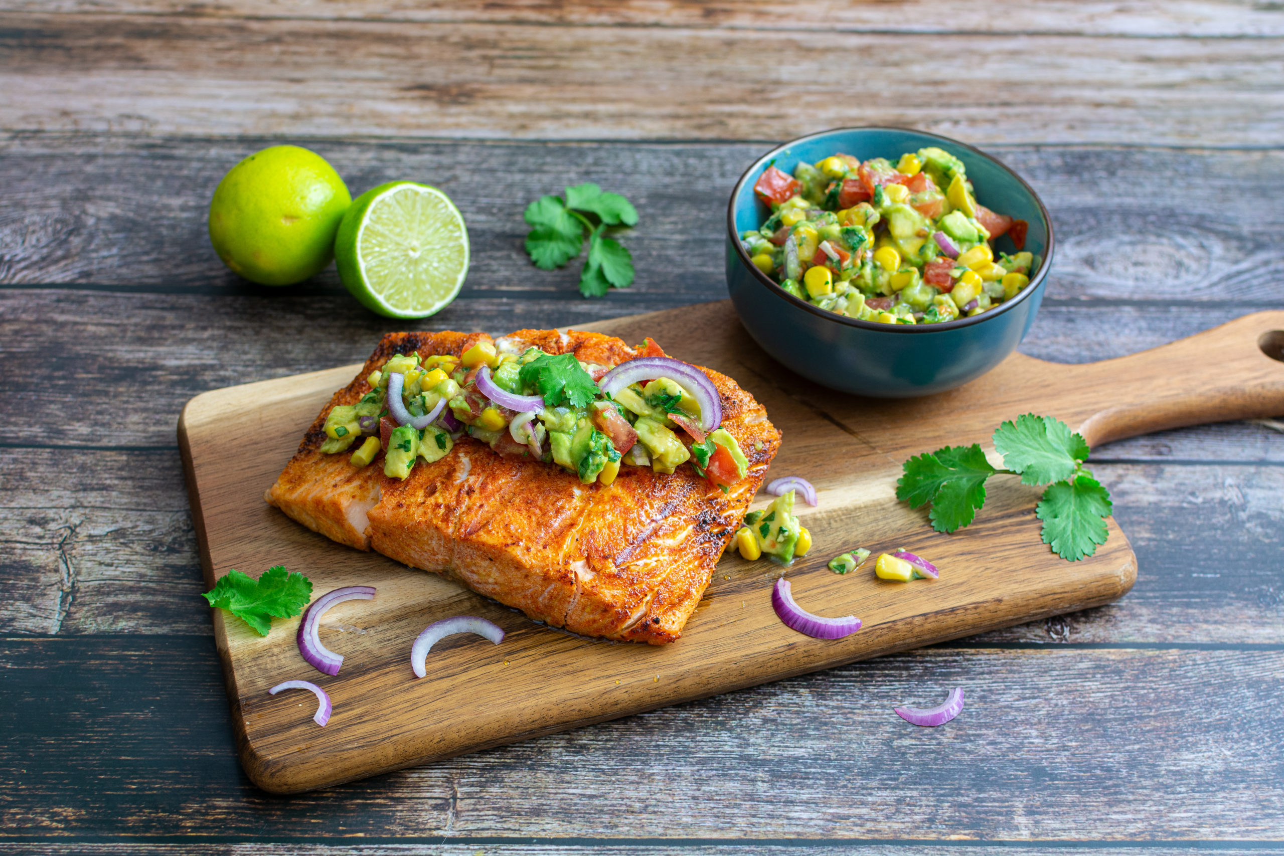 Gegrillter Lachs mit Avocado Salsa Gegrillter Lachs mit Avocado Salsa